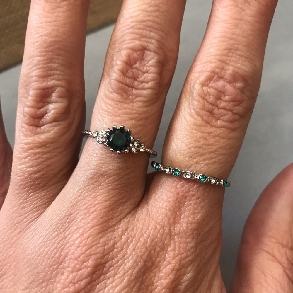 2 Silver Rings Women’s 7.25 Faux Emerald Green Rhinestone Cocktail Jewelry - Picture 7 of 12